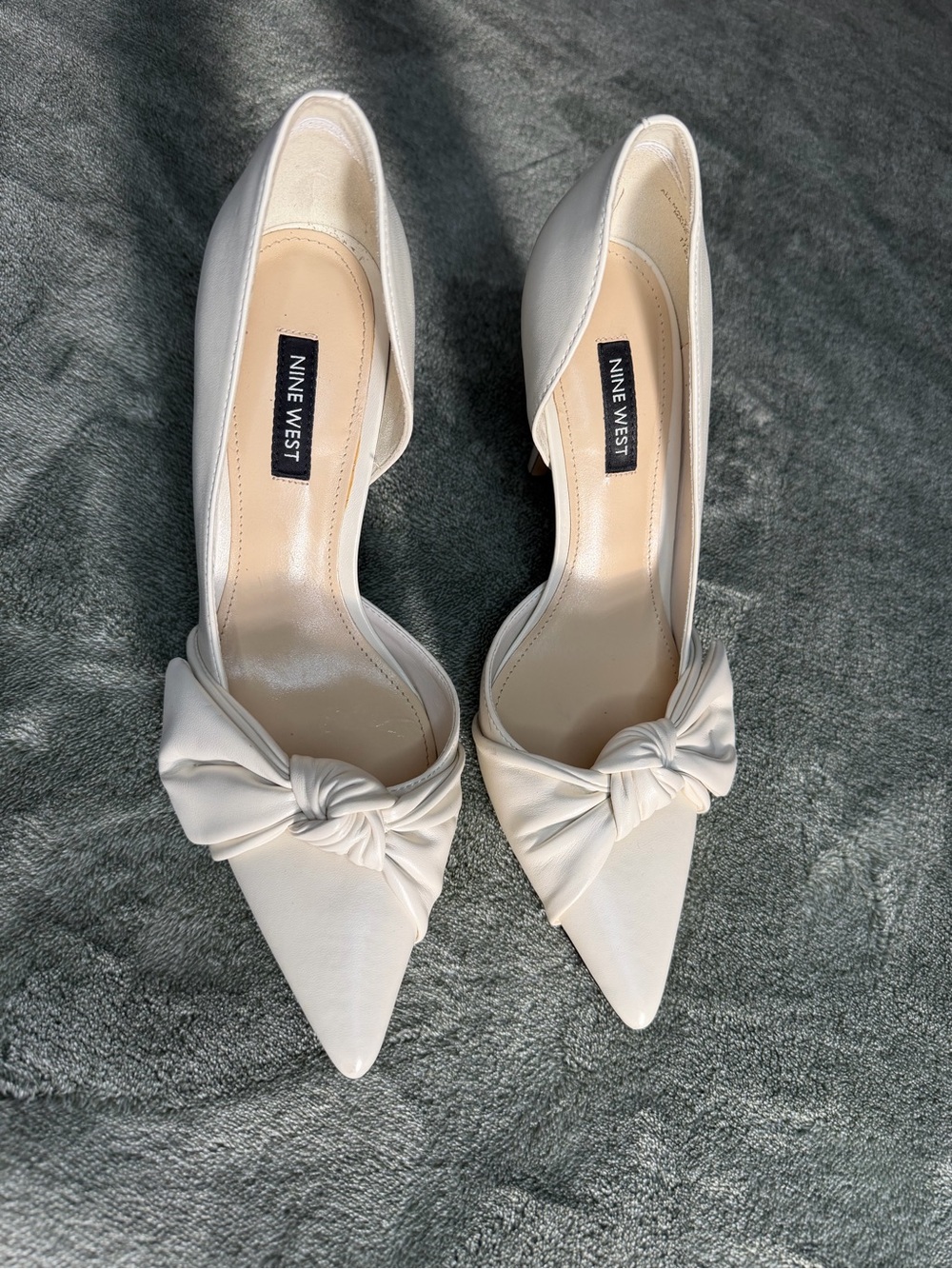 Nine West White Pointed Toe Heels with Bow – Size 7.5